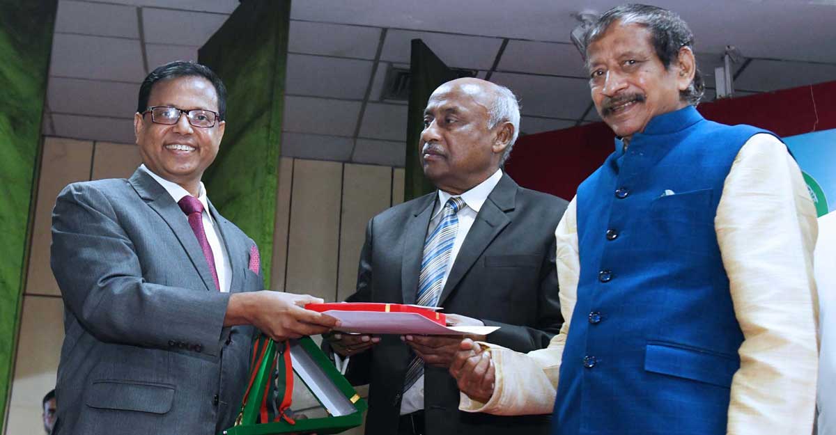 মানবকল্যাণ পদক পেল এটুআই