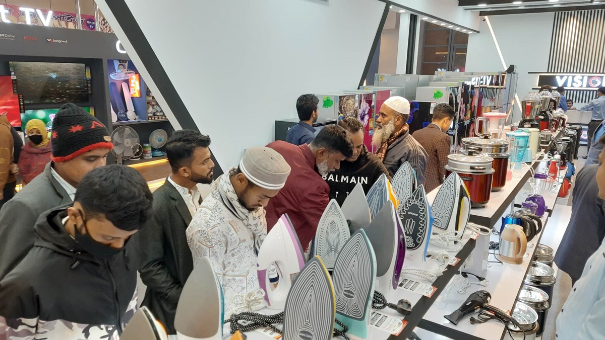 বাণিজ্য মেলায় ইলেকট্রনিক্স পণ্যে আগ্রহ দর্শনার্থীদের