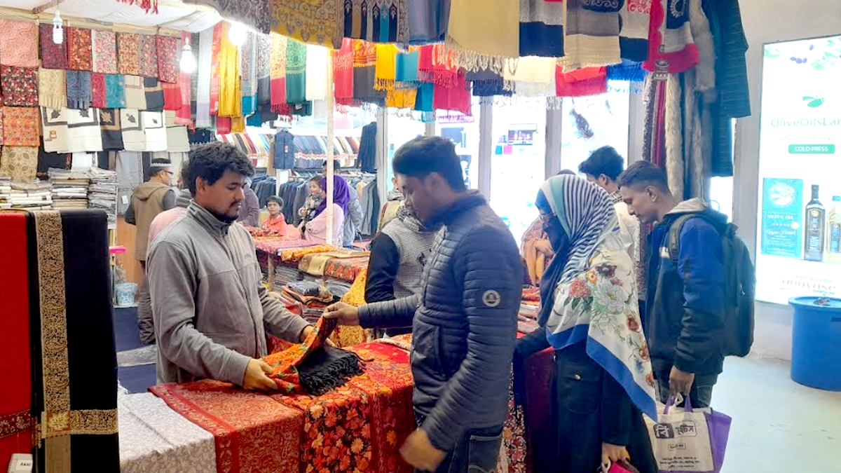 বাণিজ্য মেলায় কাশ্মিরি শালের প্রতি আগ্রহ থাকলেও বিক্রি কম