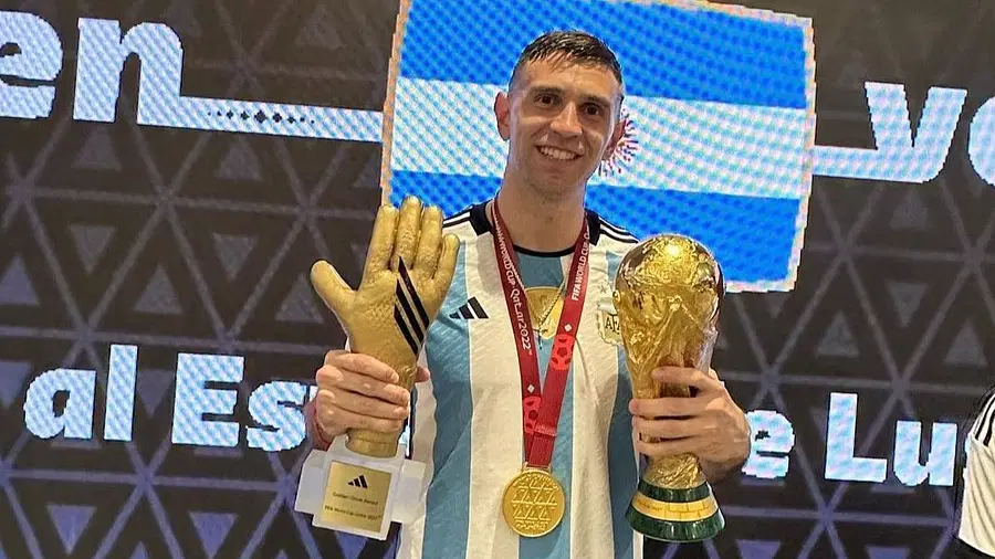 মার্তিনেজের বিশ্বকাপ জয়ের পদক পাহারায় ২৪ লাখ টাকার কুকুর